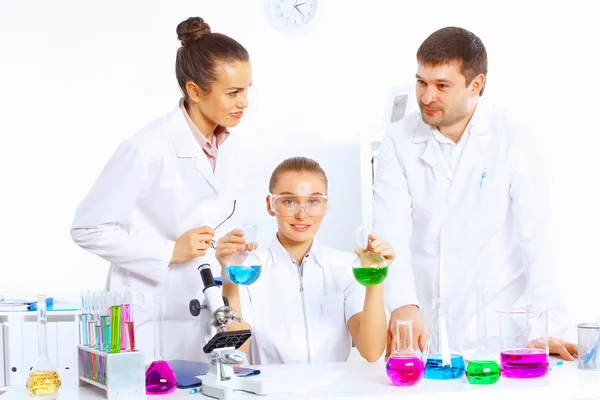 Equipe de cientistas que trabalham em laboratório — Fotografia de Stock