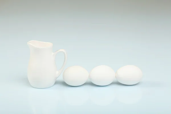 Mléko ve skleněných nádob a vejci — Stock fotografie