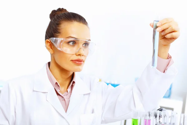 Ung kvinnlig forskare som arbetar i laboratorium — Stockfoto