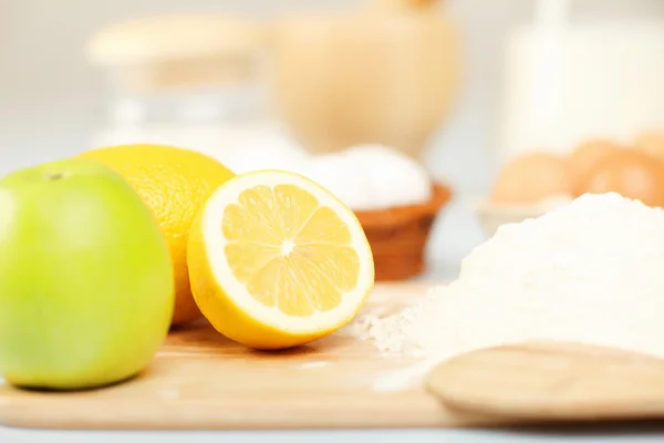 Verschiedene Produkte zum Brotbacken — Stockfoto