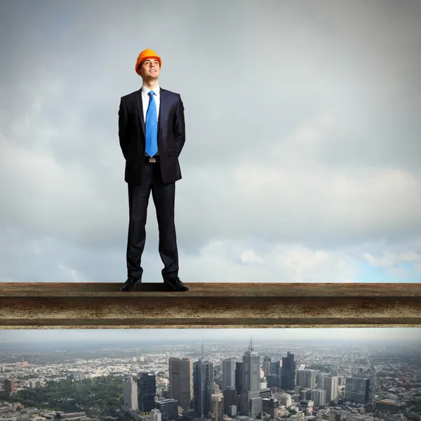 Empresário de pé no canteiro de obras — Fotografia de Stock