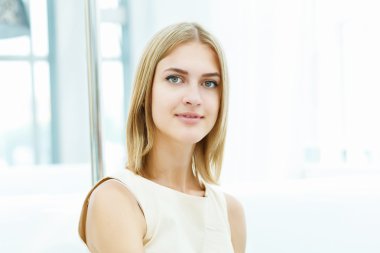 Kafedeki genç kadın.