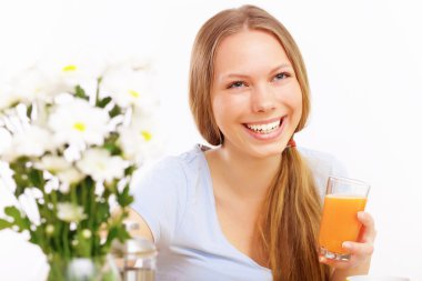 Güzel genç bayan çay içiyor.