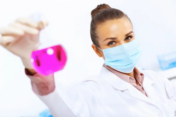 Jonge vrouwelijke wetenschapper werkzaam in laboratorium — Stockfoto