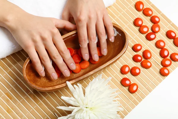 Vrouw krijgt manicure — Stockfoto