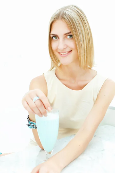 Mujer joven con un vaso de bebida — Foto de Stock