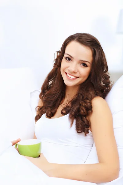 Jeune femme ayant une tasse de thé à la maison — Photo