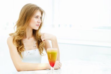 bir bardak içki olan kadın