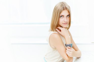 Kafedeki genç kadın.