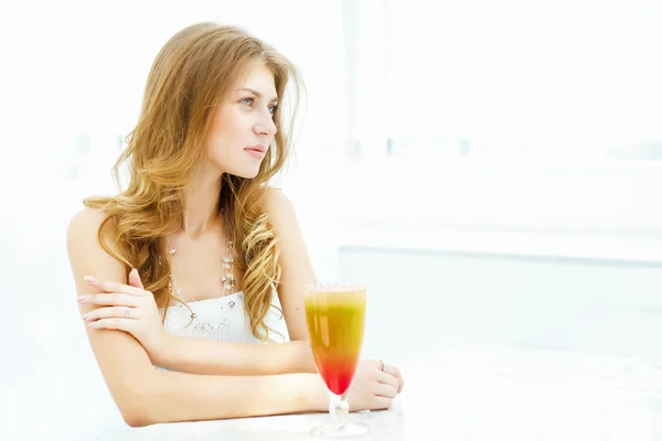 Mujer joven con un vaso de bebida — Foto de Stock