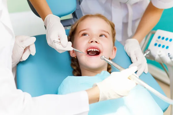 Petite fille dentiste visiteur — Photo