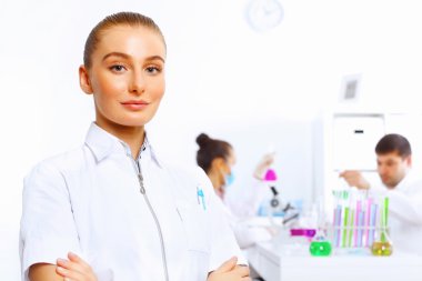 bilim adamlarının laboratuvarda çalışan ekip