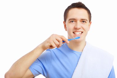 genç adam evde diş fırçalama