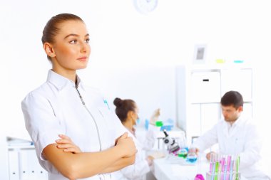 Beyaz üniformalı genç kadın doktor