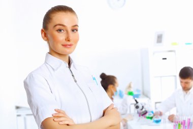 Beyaz üniformalı genç kadın doktor