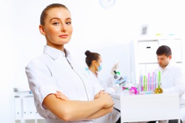 Beyaz üniformalı genç kadın doktor