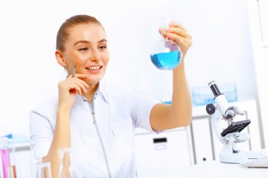 Laboratuvarda çalışan genç kadın bilim adamı.