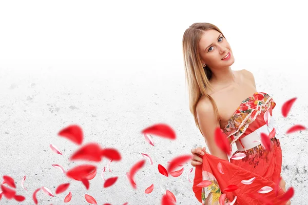 Mooie jonge vrouw in rode jurk — Stockfoto