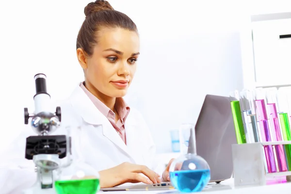 Jeune femme scientifique travaillant en laboratoire — Photo