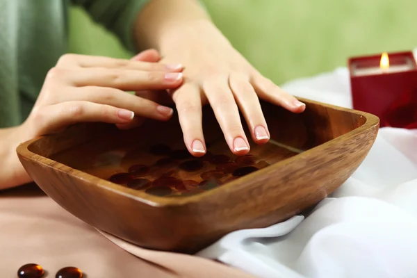 Mãos femininas e objetos relacionados à manicure — Fotografia de Stock