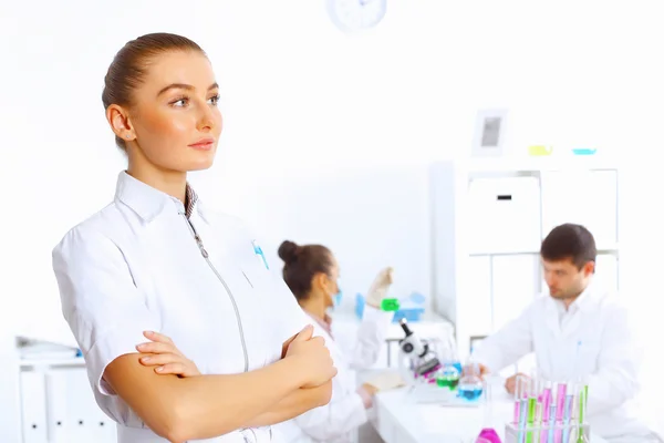 Jovem médica de uniforme branco — Fotografia de Stock