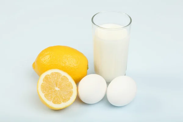 Lait dans un bocal en verre et oeufs — Photo