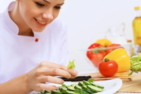 Cocinero joven preparando comida — Foto de Stock