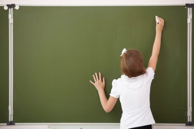 blackboard yakınındaki scoolgirl ayakta