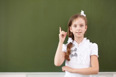 blackboard yakınındaki scoolgirl ayakta