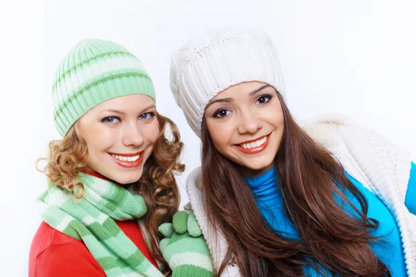 Mladá žena nosí zimní čepice a teplý šátek — Stock fotografie
