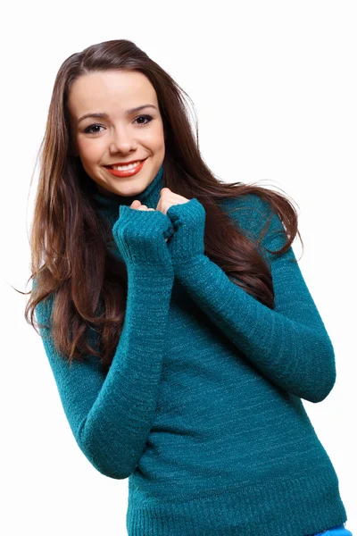 Jovem mulher vestindo camisola quente — Fotografia de Stock