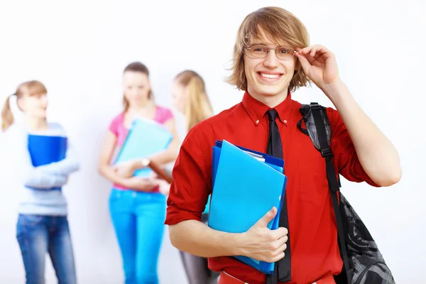 Student im roten Hemd mit Büchern — Stockfoto