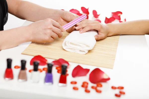 Vrouw krijgt manicure — Stockfoto