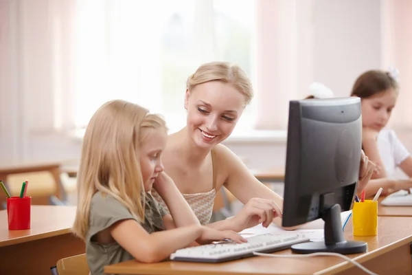 Meisje op school klasse — Stockfoto