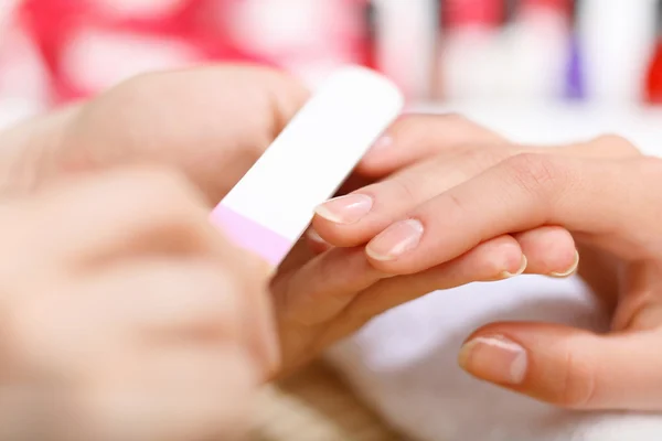 Mulher está ficando manicure — Fotografia de Stock