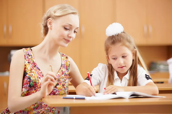 Lehrer in der Schule — Stockfoto