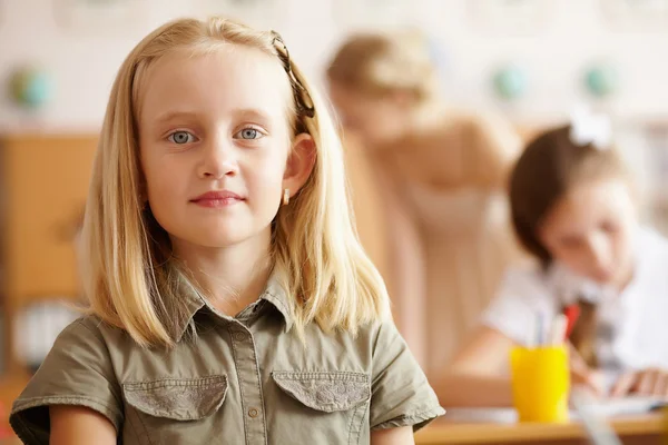 Маленька дівчинка в шкільному класі — стокове фото