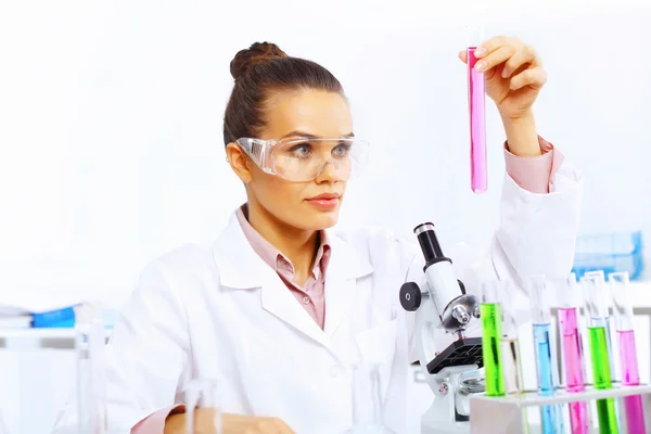 Jeune femme scientifique travaillant en laboratoire — Photo