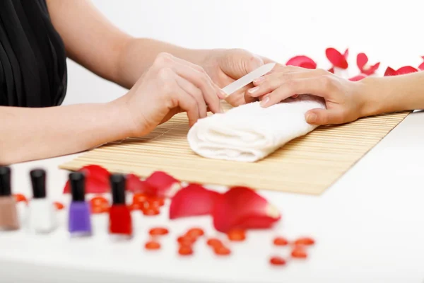 Mulher está ficando manicure — Fotografia de Stock