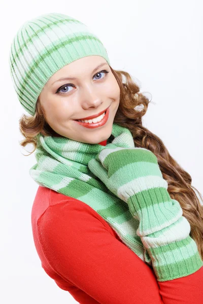 Mujer joven con sombrero de invierno y bufanda caliente — Foto de Stock