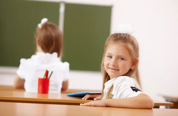 Menina na aula da escola — Fotografia de Stock