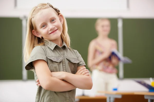 Liten flicka på skolklass — Stockfoto