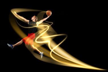 Topu olan bir basketbolcu