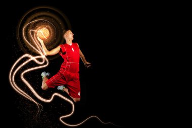 Topu olan bir basketbolcu