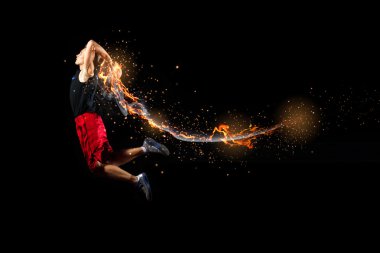 Topu olan bir basketbolcu