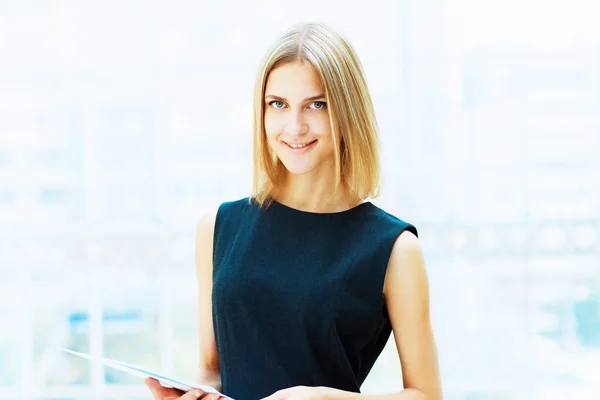 Young pretty business woman... — Stock Photo, Image