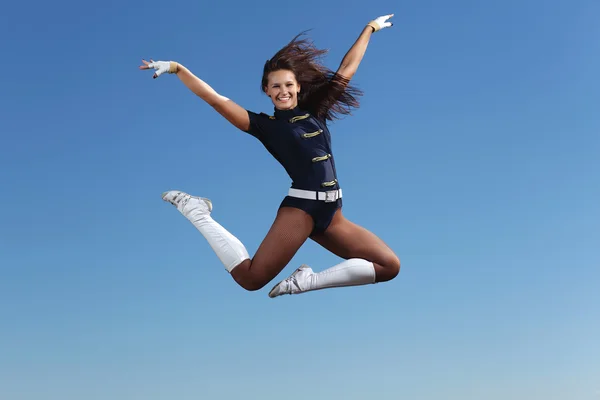 Joven bailarina femenina sobre fondo blanco — Foto de Stock