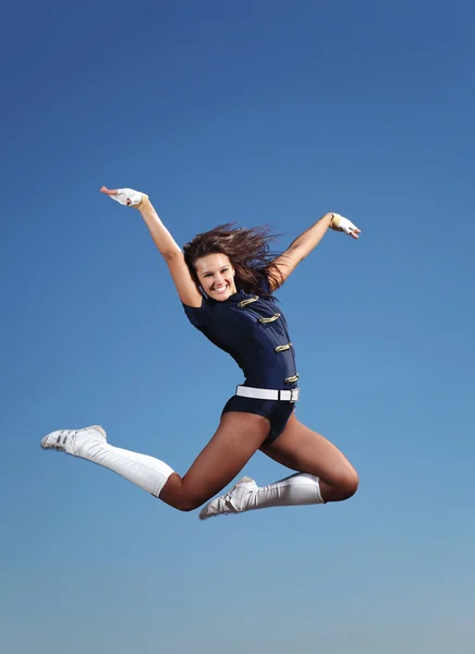 Joven bailarina femenina sobre fondo blanco — Foto de Stock