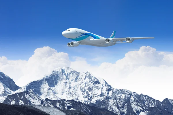 Белый пассажирский самолет над горами — стоковое фото