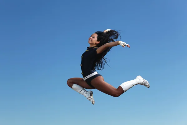 Beyaz arka plan karşı genç kadın dansçı — Stok fotoğraf